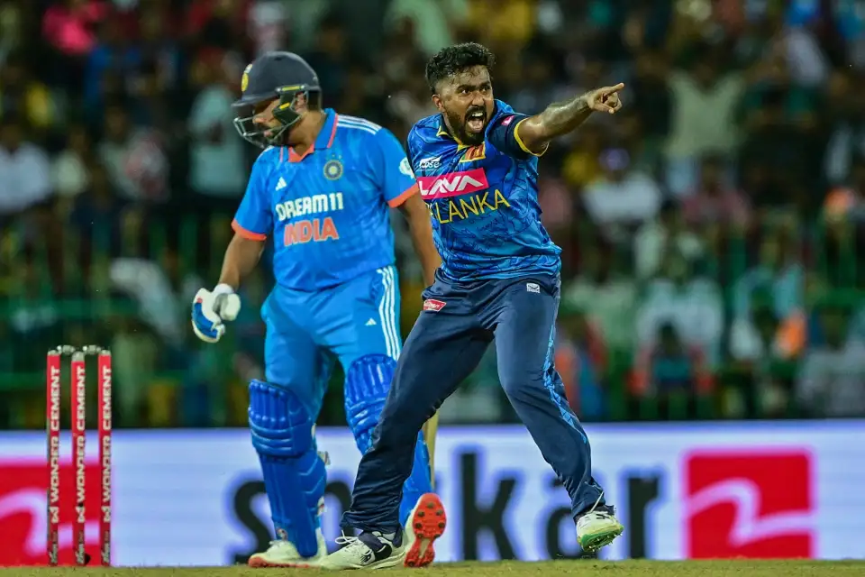 कोलोंबो में श्रीलंका ने इंडिया को 2nd ODI मैच में हराया - Sri Lanka bowling