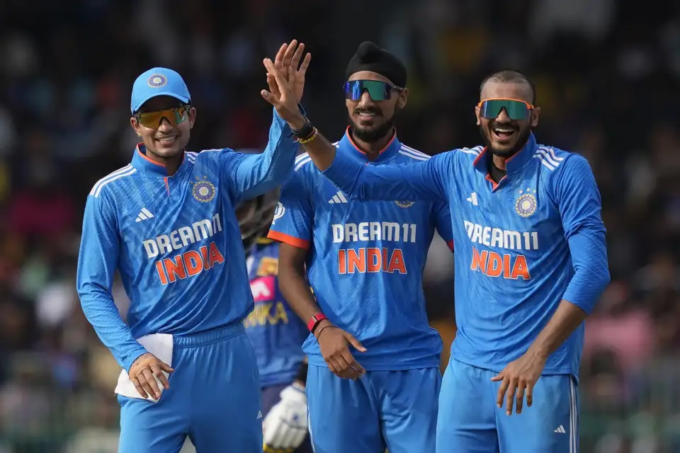 कोलोंबो में श्रीलंका ने इंडिया को 2nd ODI मैच में हराया - India bowling