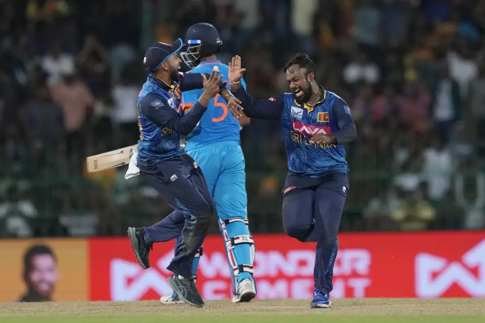 कोलोंबो में श्रीलंका ने इंडिया को 2nd ODI मैच में हराया - Sri Lanka bowling